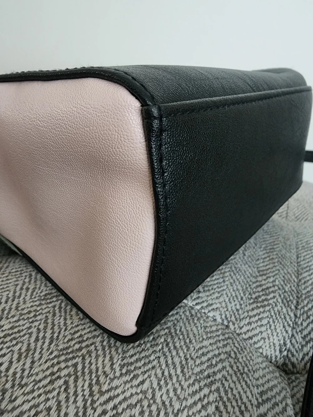 EUC Luv Betsey by Betsey Johnson Black crossbody Bag w/offwhite glitter bow